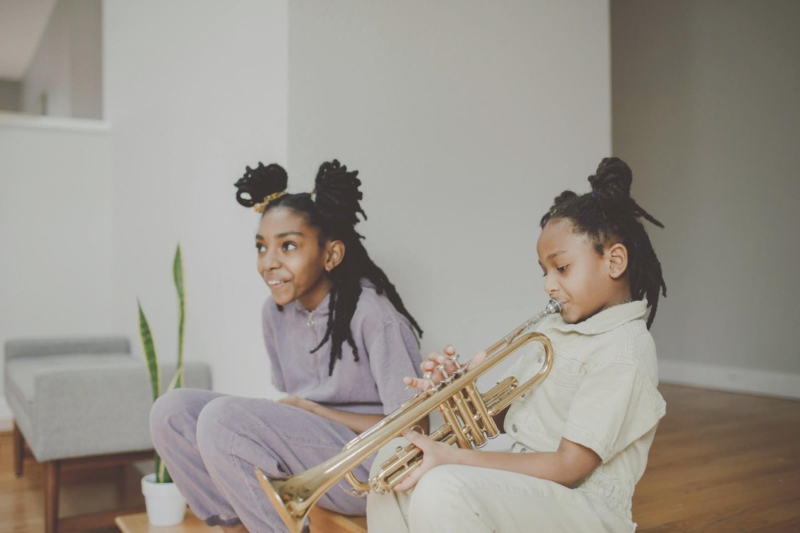 Studio di produzione musicale polvenixarq con attrezzature professionali e ambiente accogliente per l'apprendimento